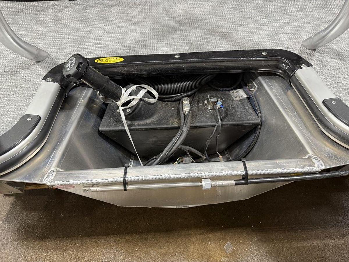 2025 Bentley Pontoons Legacy 220 Navigator Quad Lounge & Honda 4-Stroke EFI