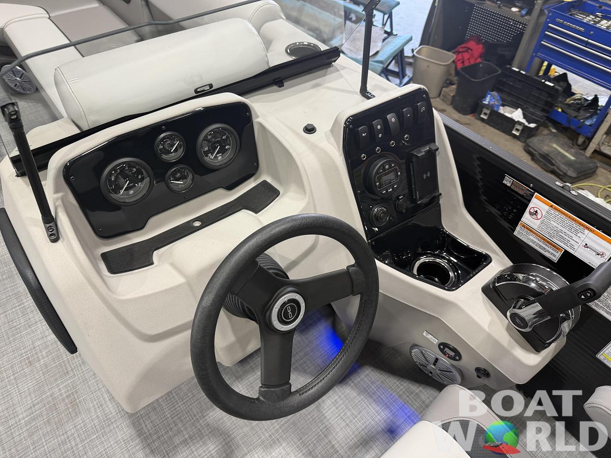 2026 Princecraft Vectra 23 RL SS Swingback Tritoon $43995