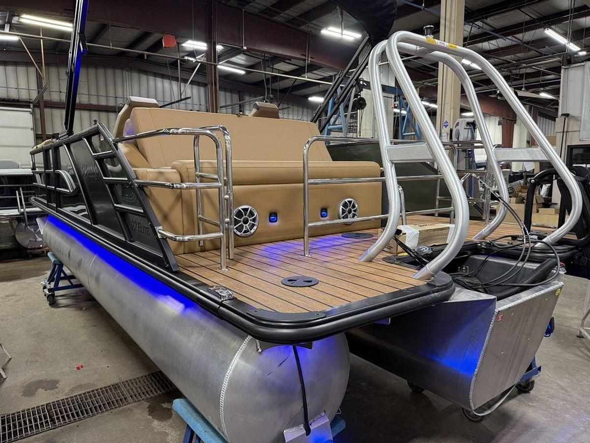 2025 Bentley Pontoons Elite 223 Swingback Tritoon & Honda 4-Stroke EFI