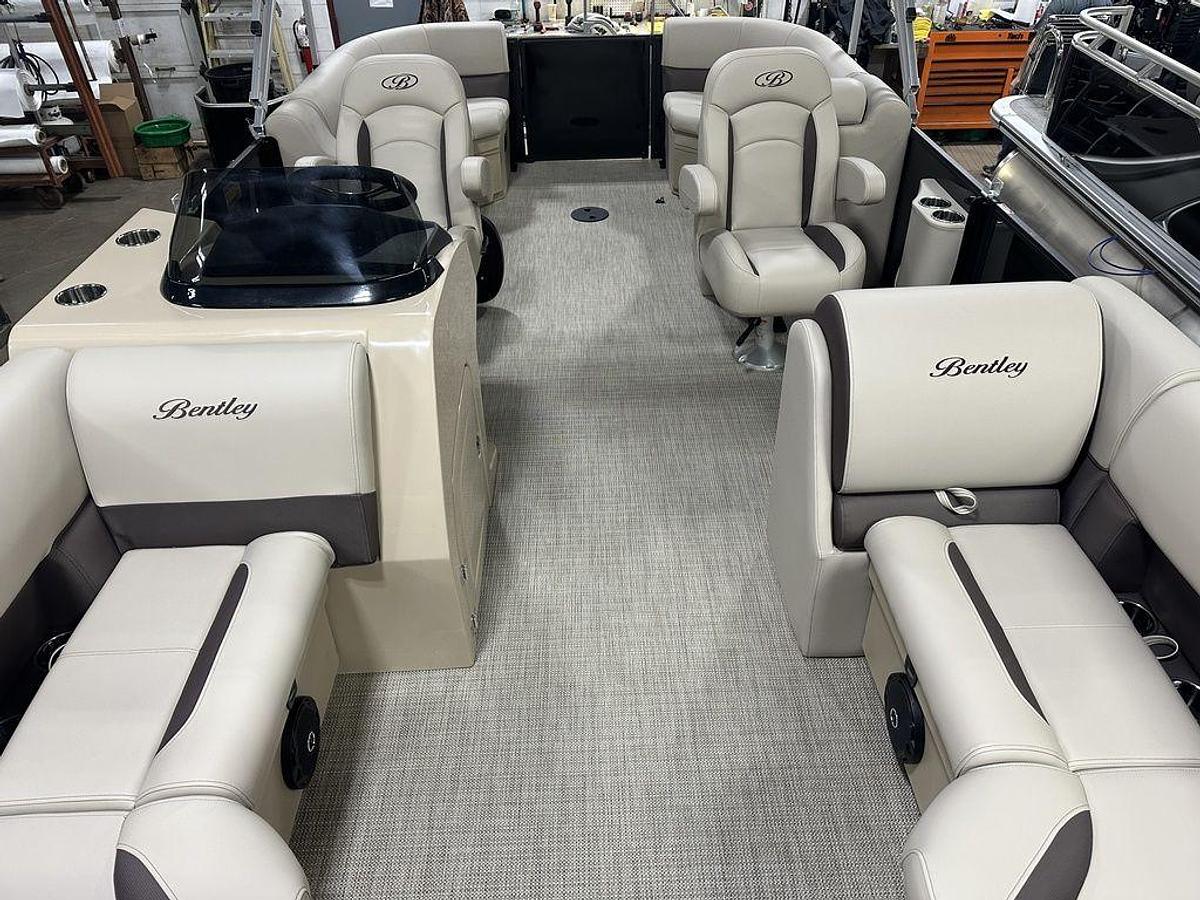2025 Bentley Pontoons Legacy 200 Navigator Quad Lounge & Honda 4-Stroke EFI