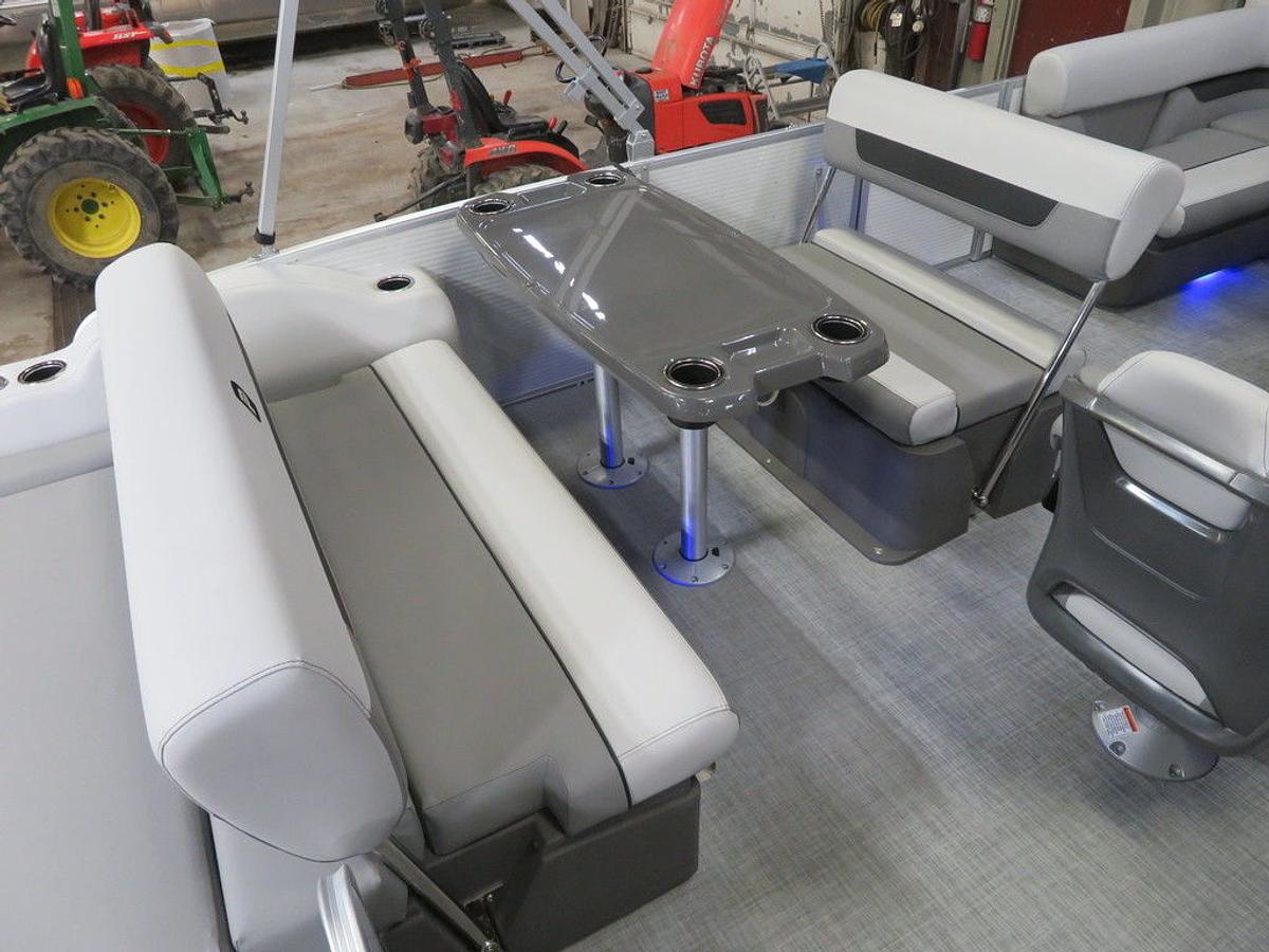 2025 Princecraft Vectra 21 RL Dinette Swingback Pontoon & Mercury 4-Stroke EFI