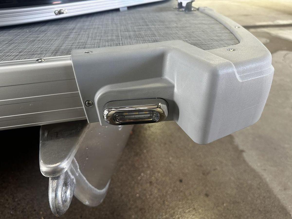 2025 Princecraft Vectra 21 RL Swingback Lounge Pontoon & Mercury 4-Stroke EFI