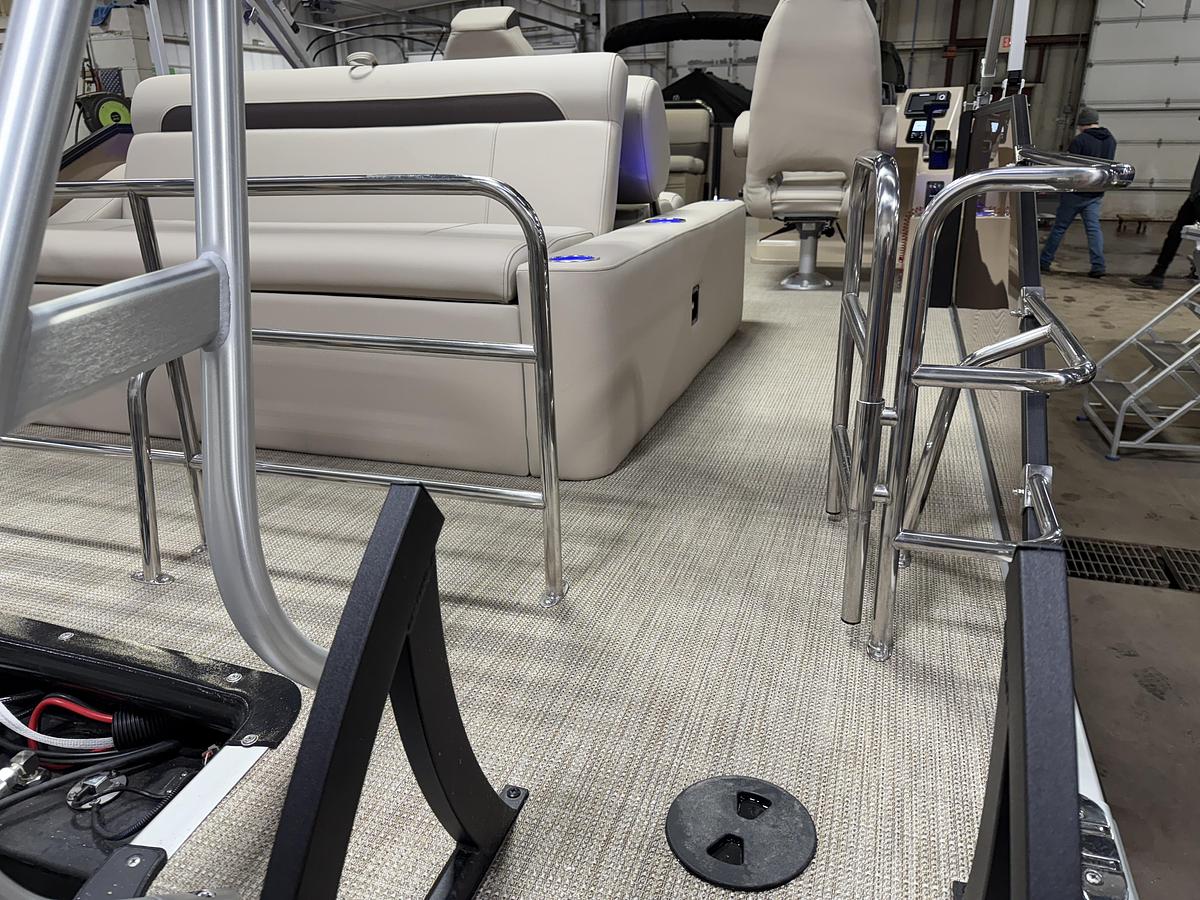 2025 Bentley Pontoons Legacy 223 Swingback Tritoon & Honda 4-Stroke EFI