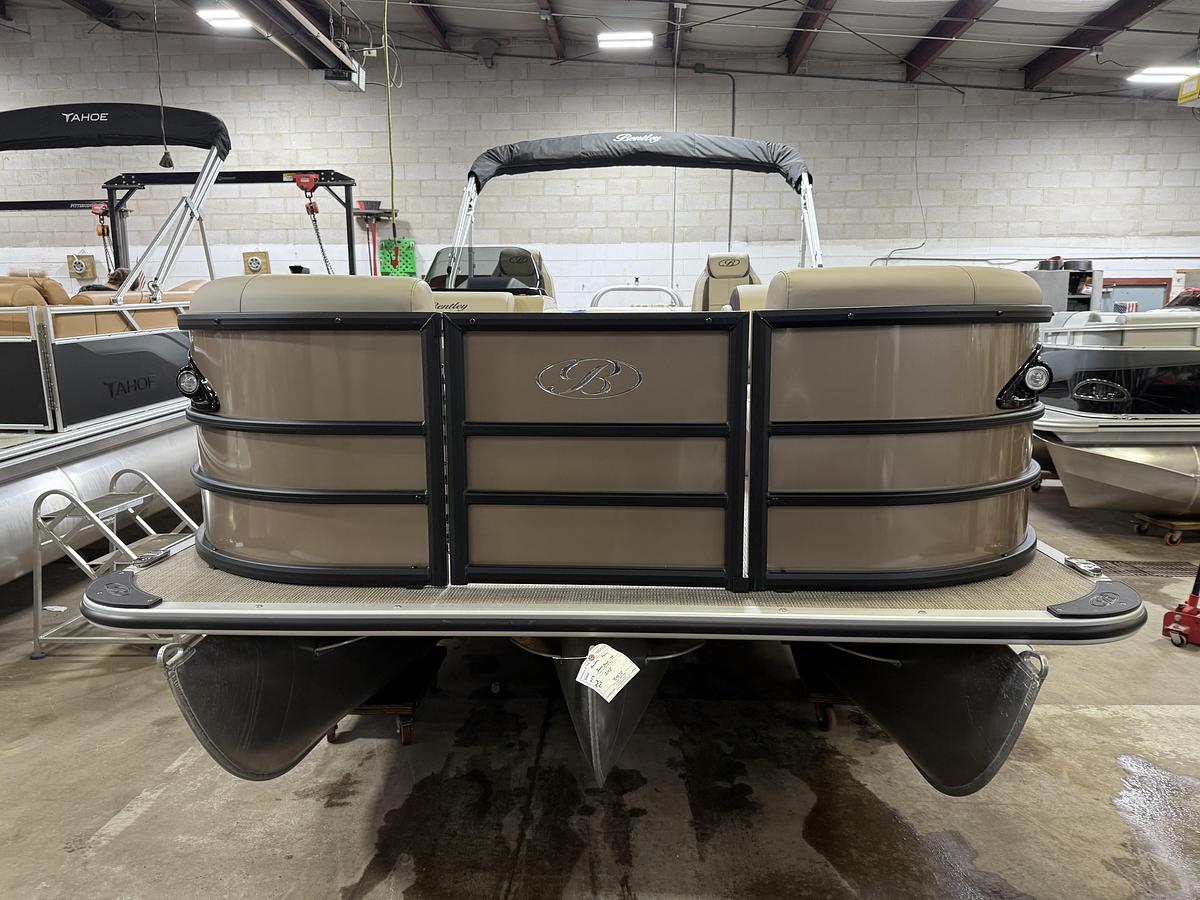 2025 Bentley Pontoons Legacy 223 Swingback Tritoon & Honda 4-Stroke EFI