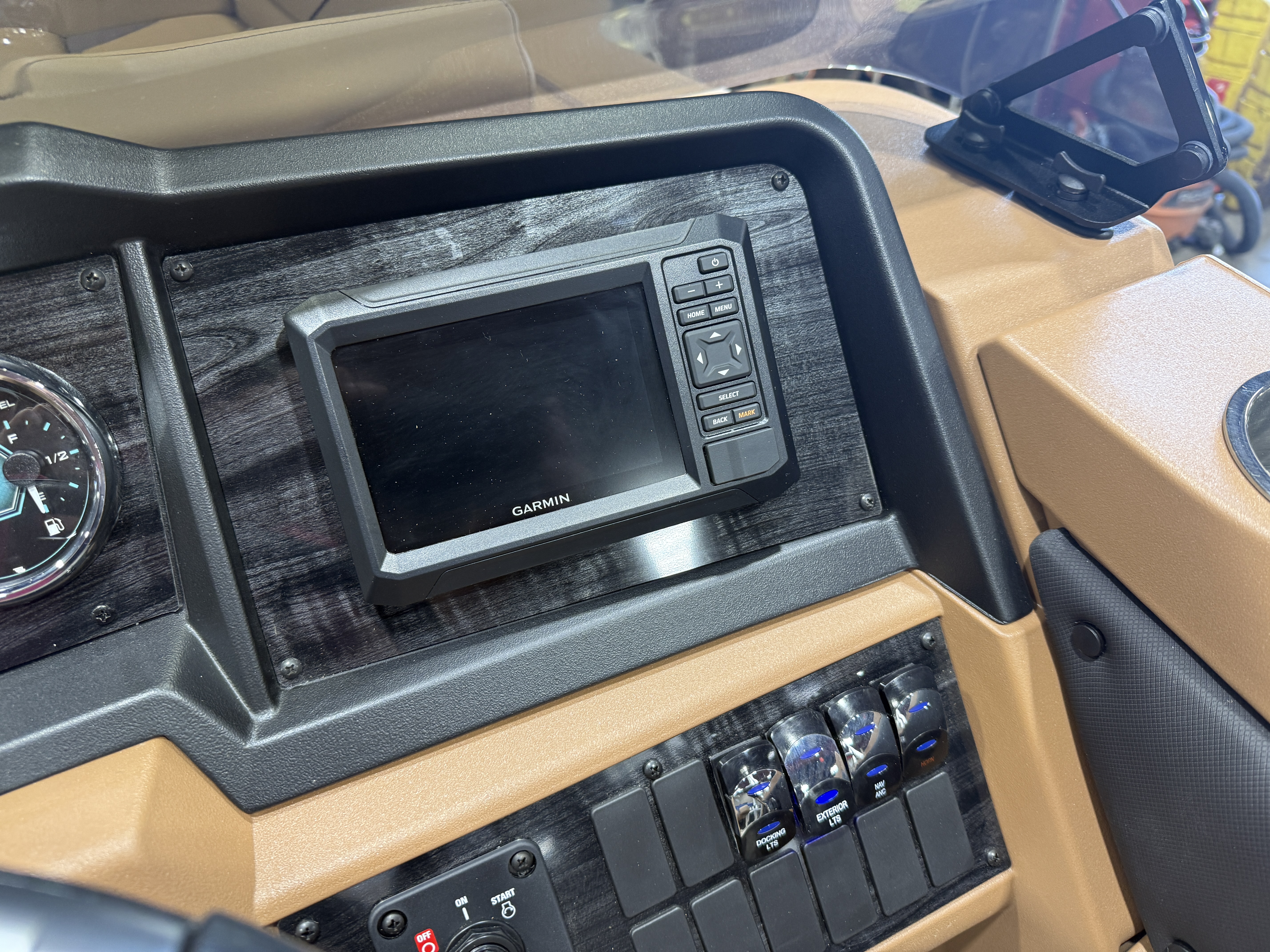 2027 Tahoe Sport VRB Premium 2385 Swingback & 4-Stroke $37995