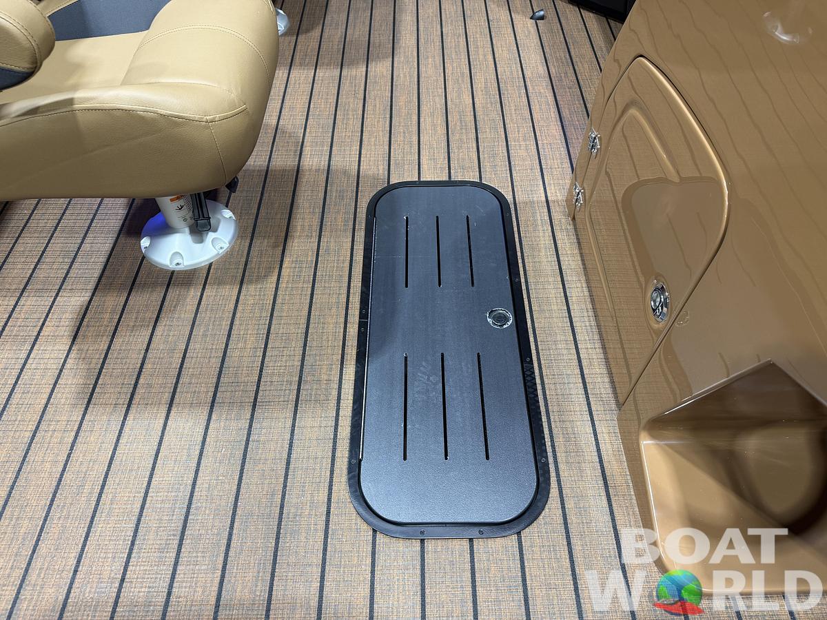 2026 Bentley Pontoons Legacy 223 Navigator DL Quad Lounge Tritoon 