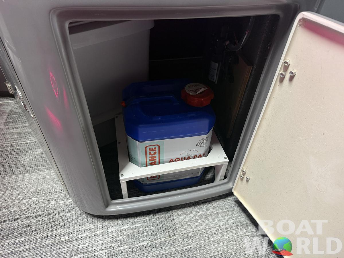 2026 Tahoe Pontoons Cascade 2385 Elite Windshield Tritoon