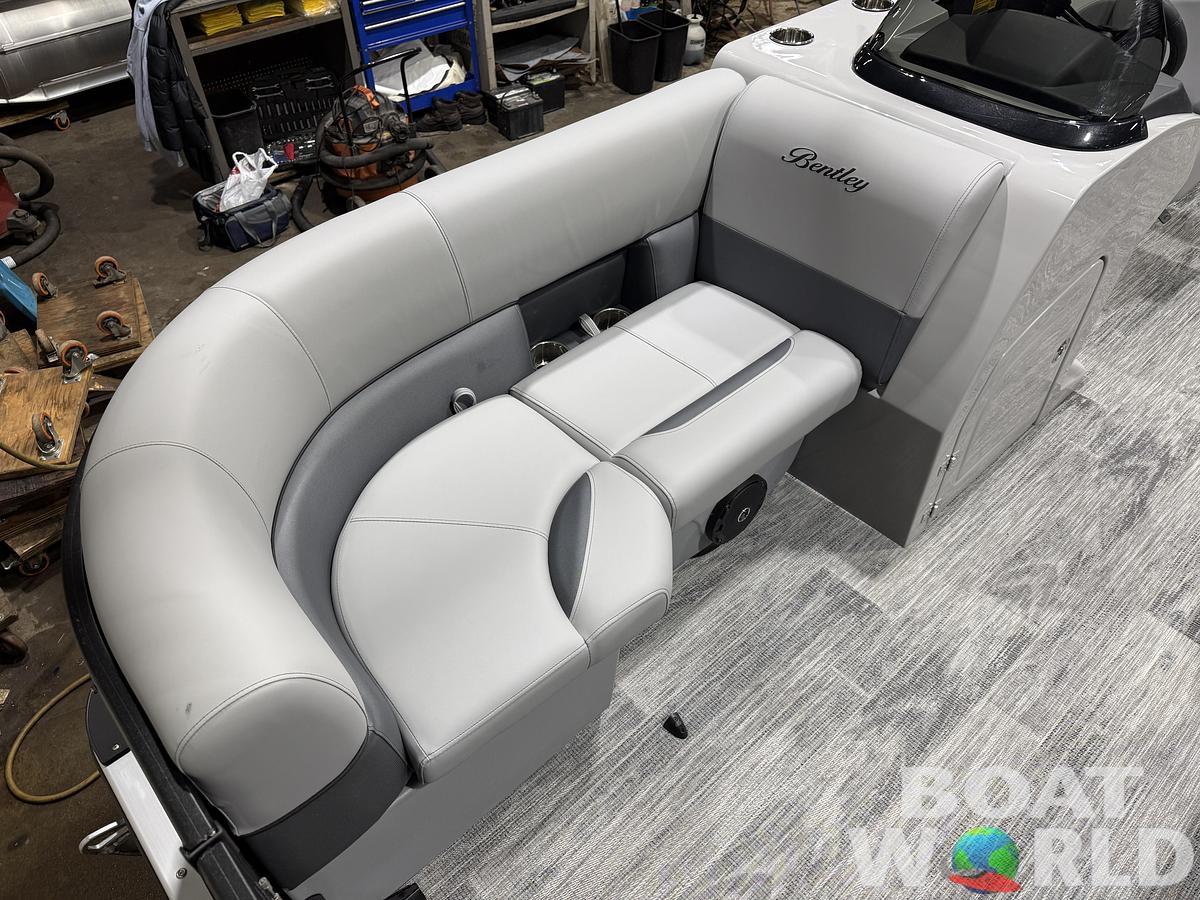 2026 Bentley Pontoons Legacy 220 Navigator Quad Lounge