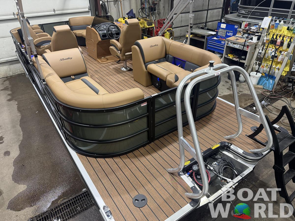 2026 Bentley Pontoons Legacy 220 Navigator DL Quad Lounge 