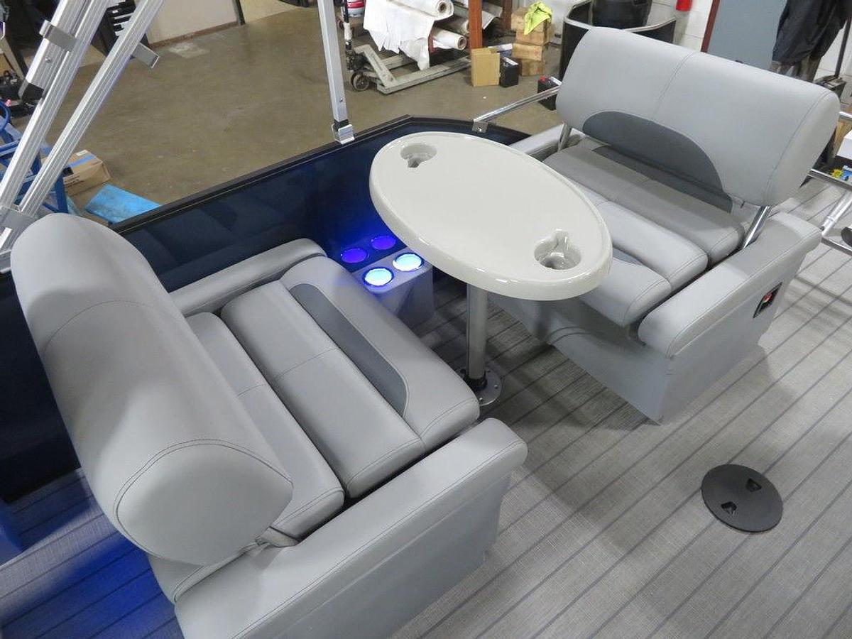 2025 Bentley Pontoons Legacy 223 QSB Swingback Tritoon & Honda 4-Stroke EFI