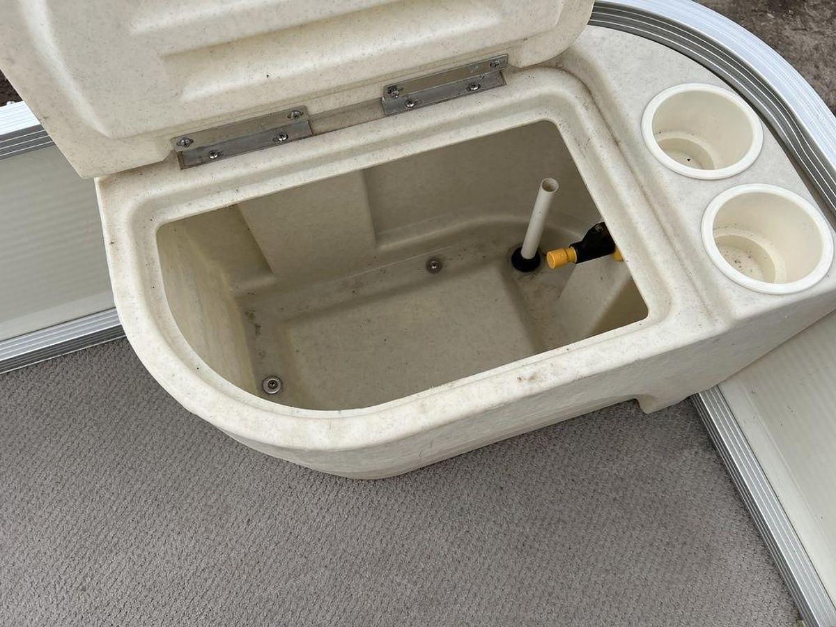 Used 2005 Bennington Sedona F21 Pontoon