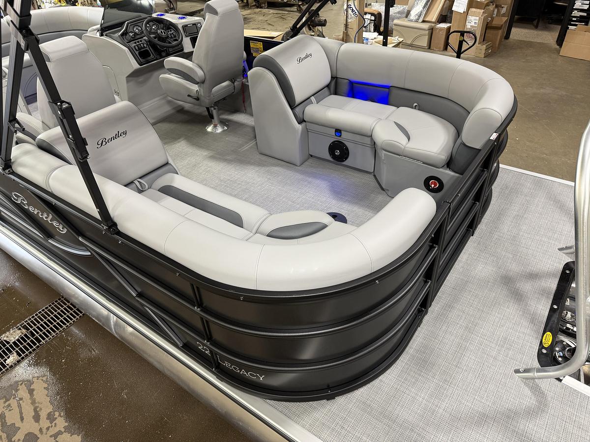2025 Bentley Pontoons Legacy 220 Navigator Quad Lounge & Honda 4-Stroke EFI