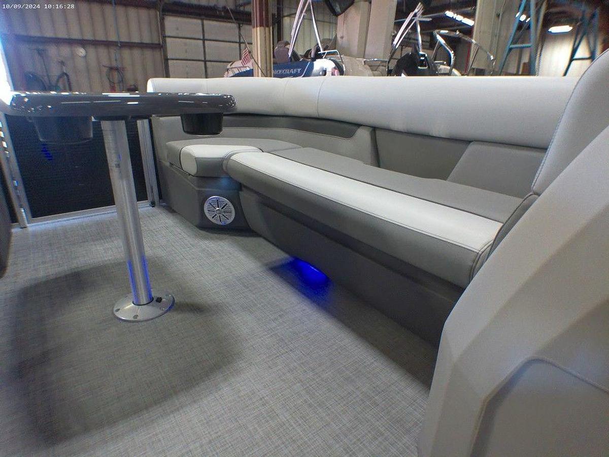 2025 Princecraft Vectra 23 RL Swingback Lounge Pontoon & Mercury 4-Stroke EFI