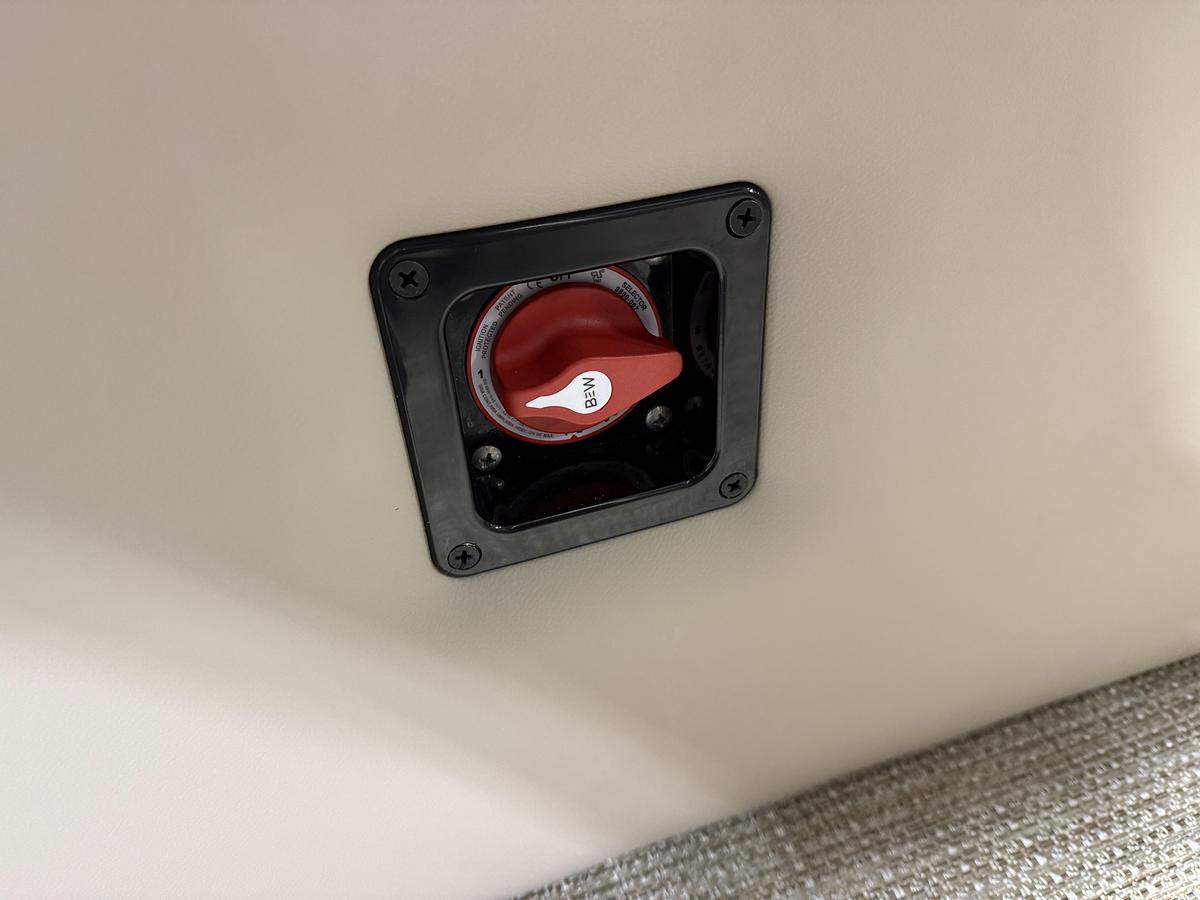 2025 Bentley Pontoons Legacy 223 Swingback Tritoon & Honda 4-Stroke EFI