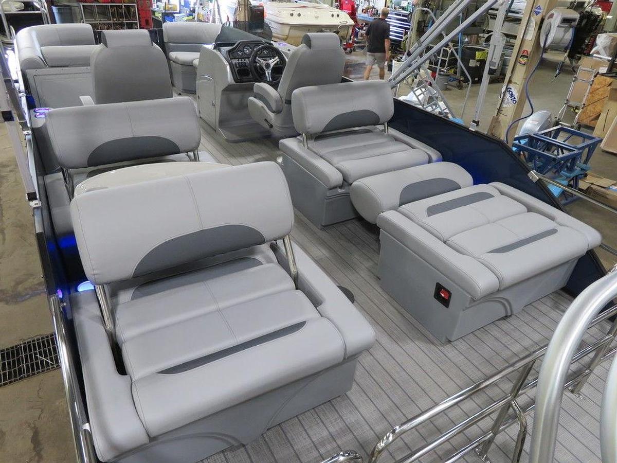 2025 Bentley Pontoons Legacy 223 QSB Swingback Tritoon & Honda 4-Stroke EFI