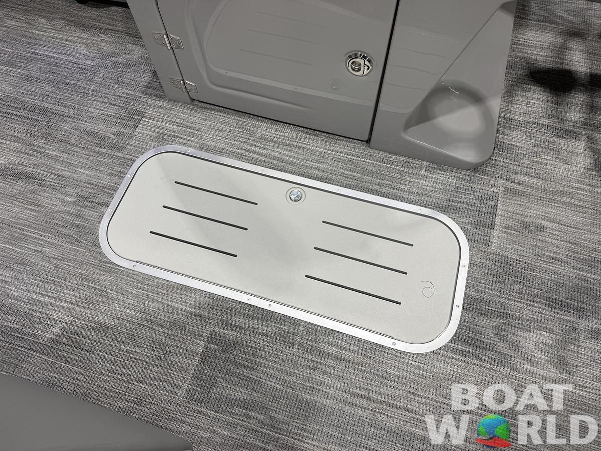 2026 Bentley Pontoons Legacy 223 Swingback Tritoon 