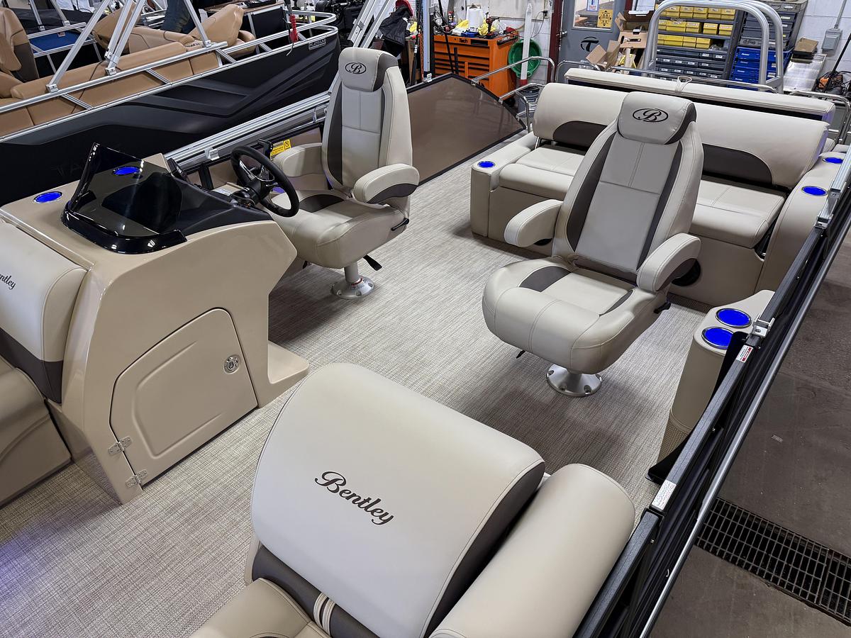 2025 Bentley Pontoons Legacy 223 Swingback Tritoon & Honda 4-Stroke EFI