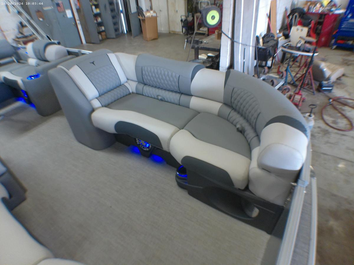 2025 Tahoe Pontoons Cascade 2385 Swingback Tritoon & 225HP 4-Stroke EFI