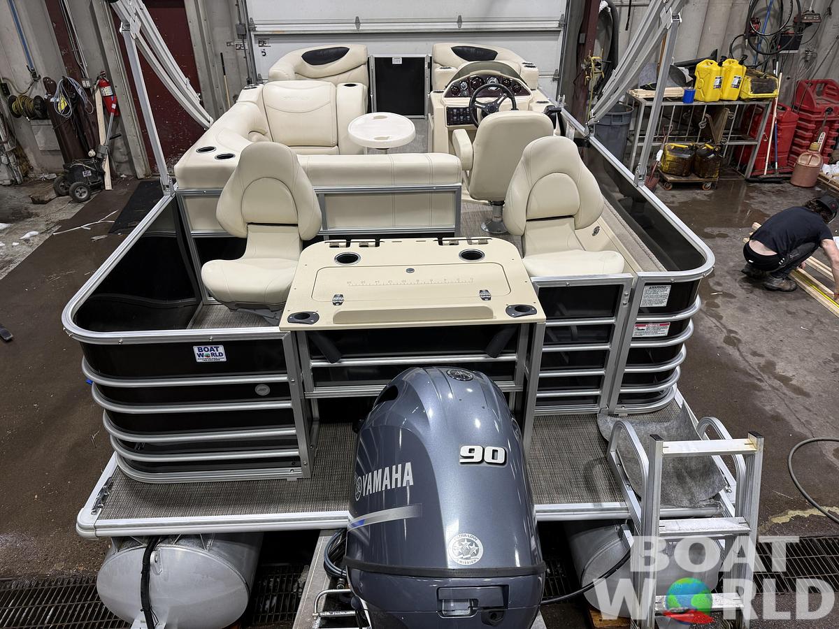 Used 2017 Sylvan 820 Fish & Cruise Pontoon