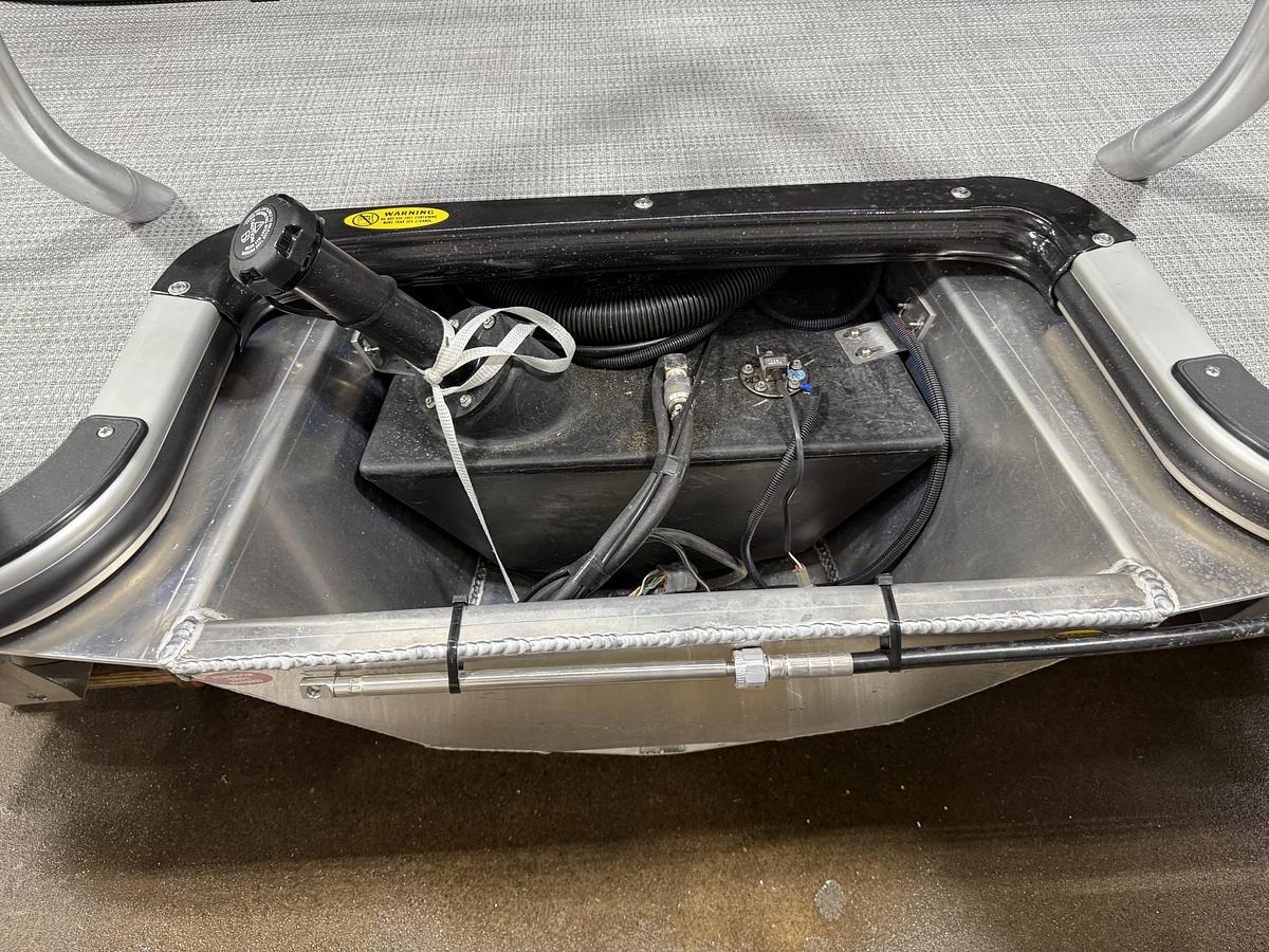 2025 Bentley Pontoons Legacy 220 Navigator Quad Lounge & Honda 4-Stroke EFI