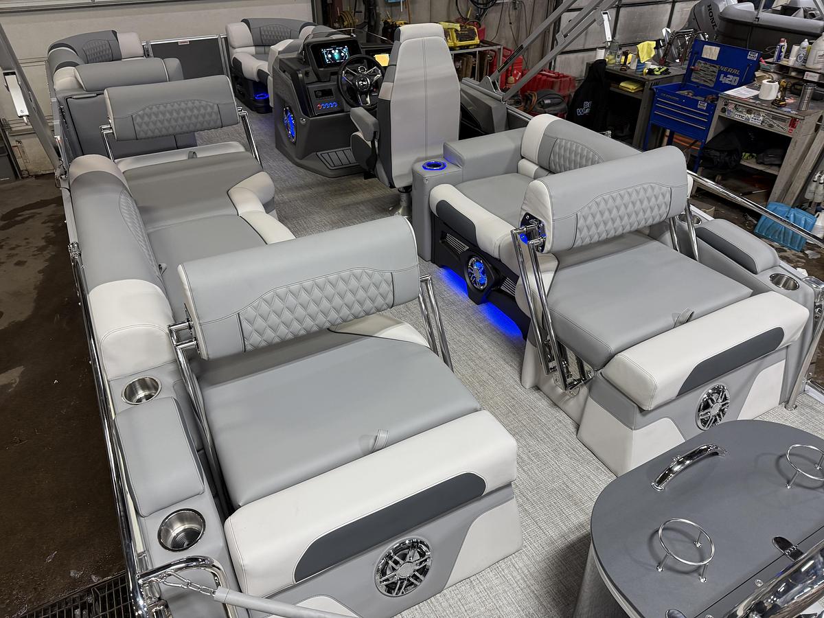 2025 Tahoe Pontoons Cascade 2385 Quad Lounge Shift Tritoon & 225HP 4-Stroke