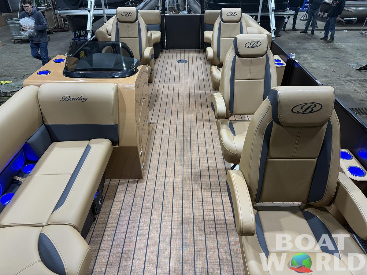 2026 Bentley Legacy 220 Navigator DL Quad Lounge $42995