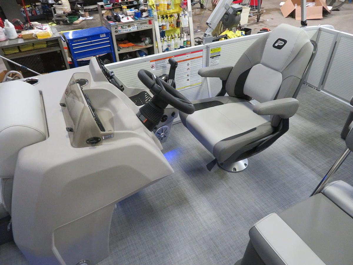 2025 Princecraft Vectra 21 RL Dinette Swingback Pontoon & Mercury 4-Stroke EFI