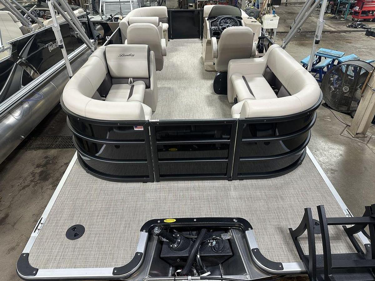 2025 Bentley Pontoons Legacy 200 Navigator Quad Lounge & Honda 4-Stroke EFI