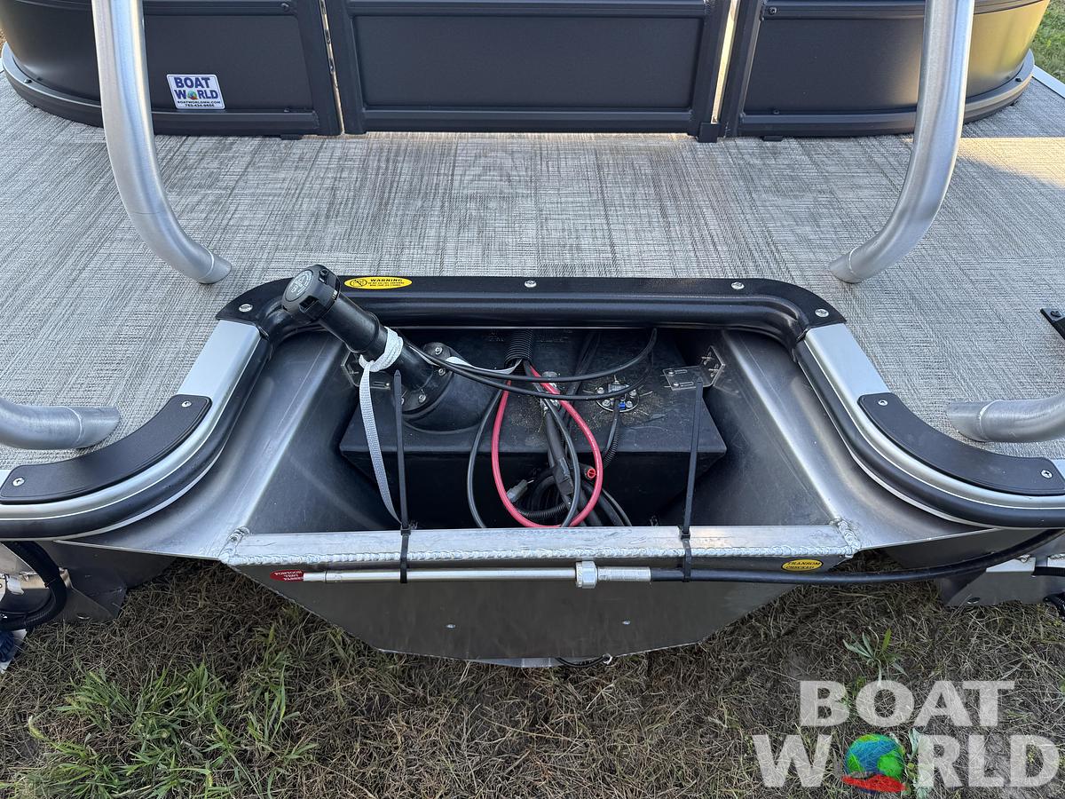 2026 Bentley Pontoons Legacy 220 Navigator DL Quad Lounge