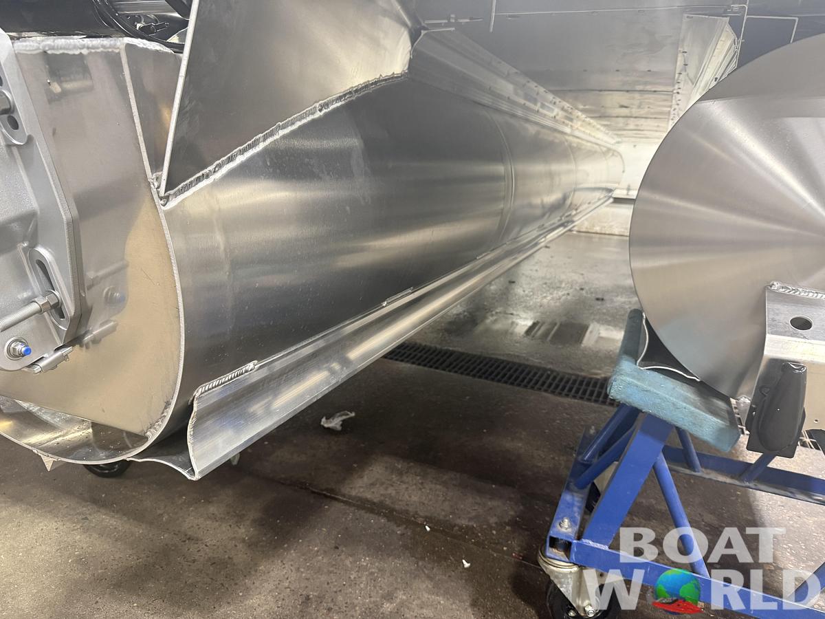 2026 Tahoe Pontoons LTZ 2385 Elite Windshield Tritoon