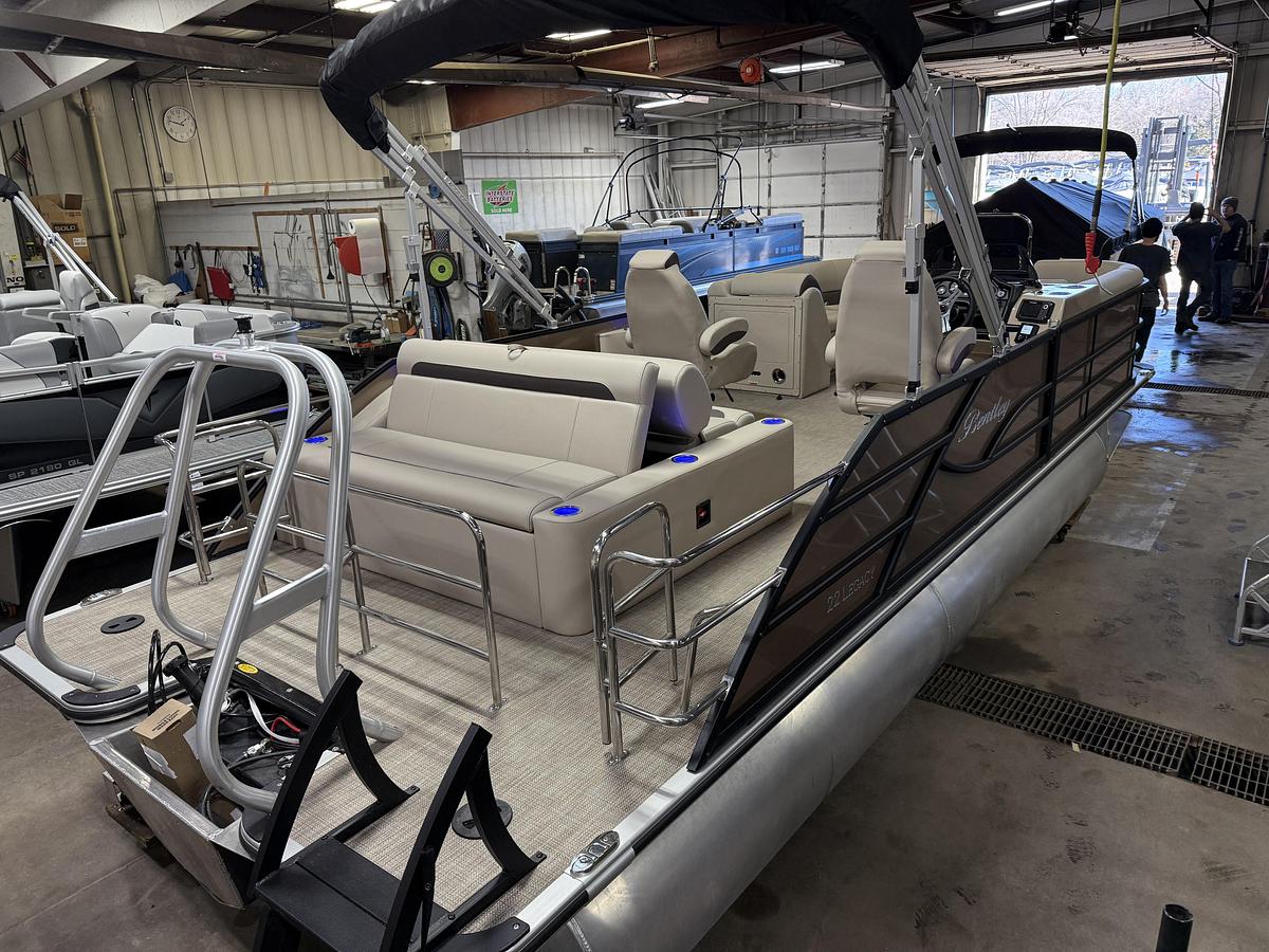 2025 Bentley Pontoons Legacy 223 Swingback Tritoon & Honda 4-Stroke EFI