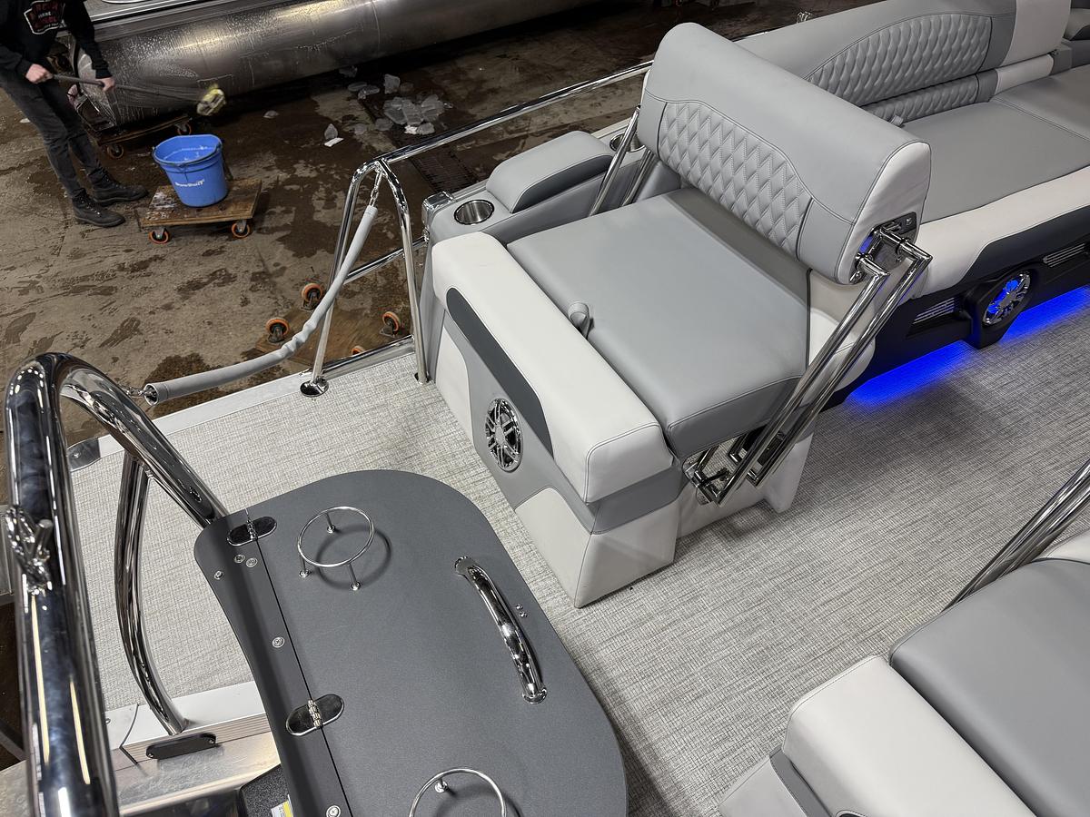 2025 Tahoe Pontoons Cascade 2385 Quad Lounge Shift Tritoon & 225HP 4-Stroke