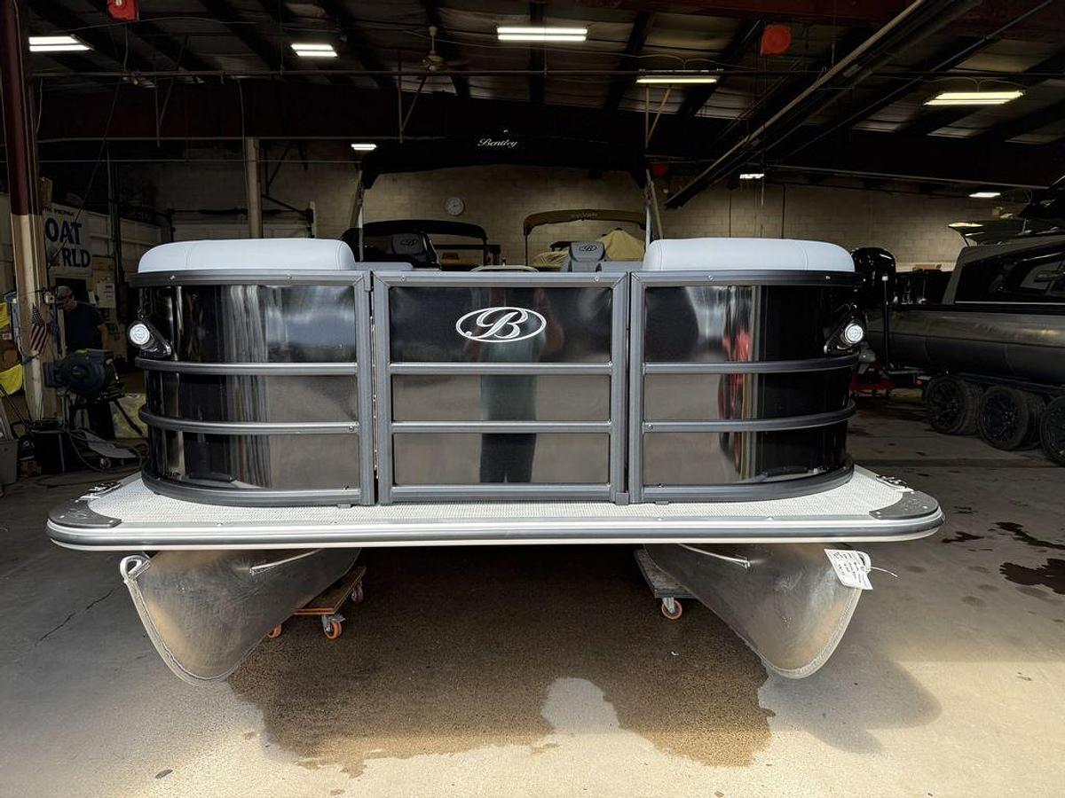 2026 Bentley Pontoons Legacy 220 Swingback & Honda 4-Stroke EFI