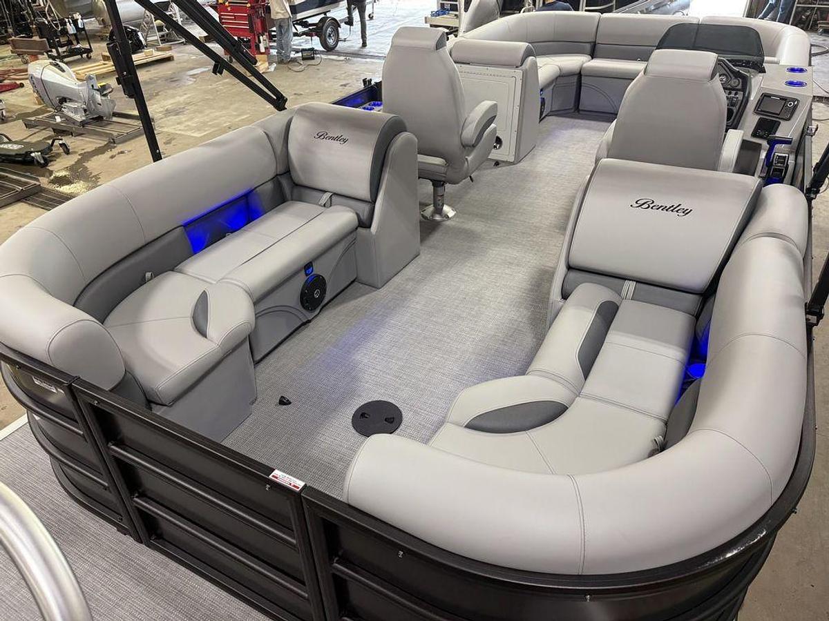 2025 Bentley Pontoons Legacy 220 Navigator Quad Lounge & Honda 4-Stroke EFI