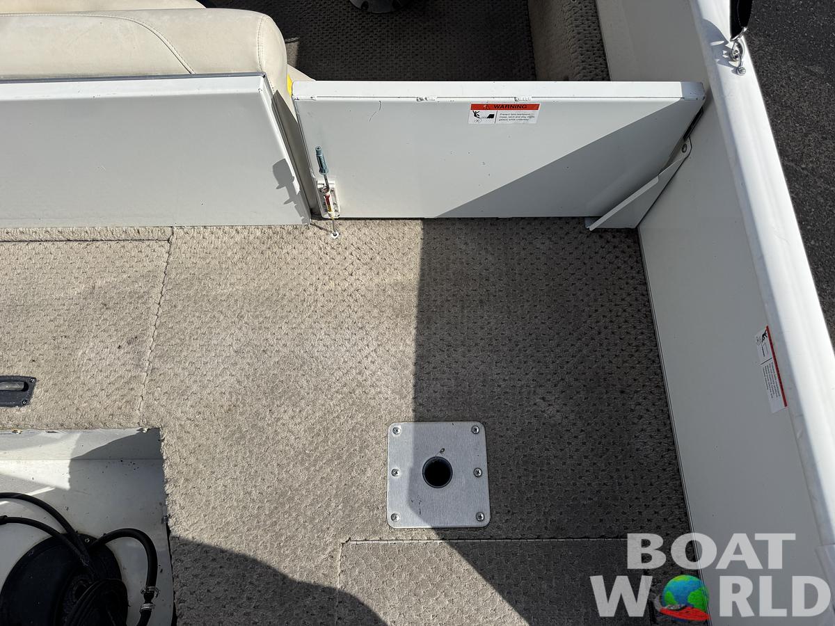 Used 2007 Lowe Suncruiser Tahiti 224 Deck Boat