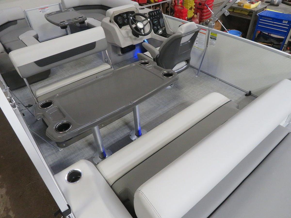 2025 Princecraft Vectra 21 RL Dinette Swingback Pontoon & Mercury 4-Stroke EFI