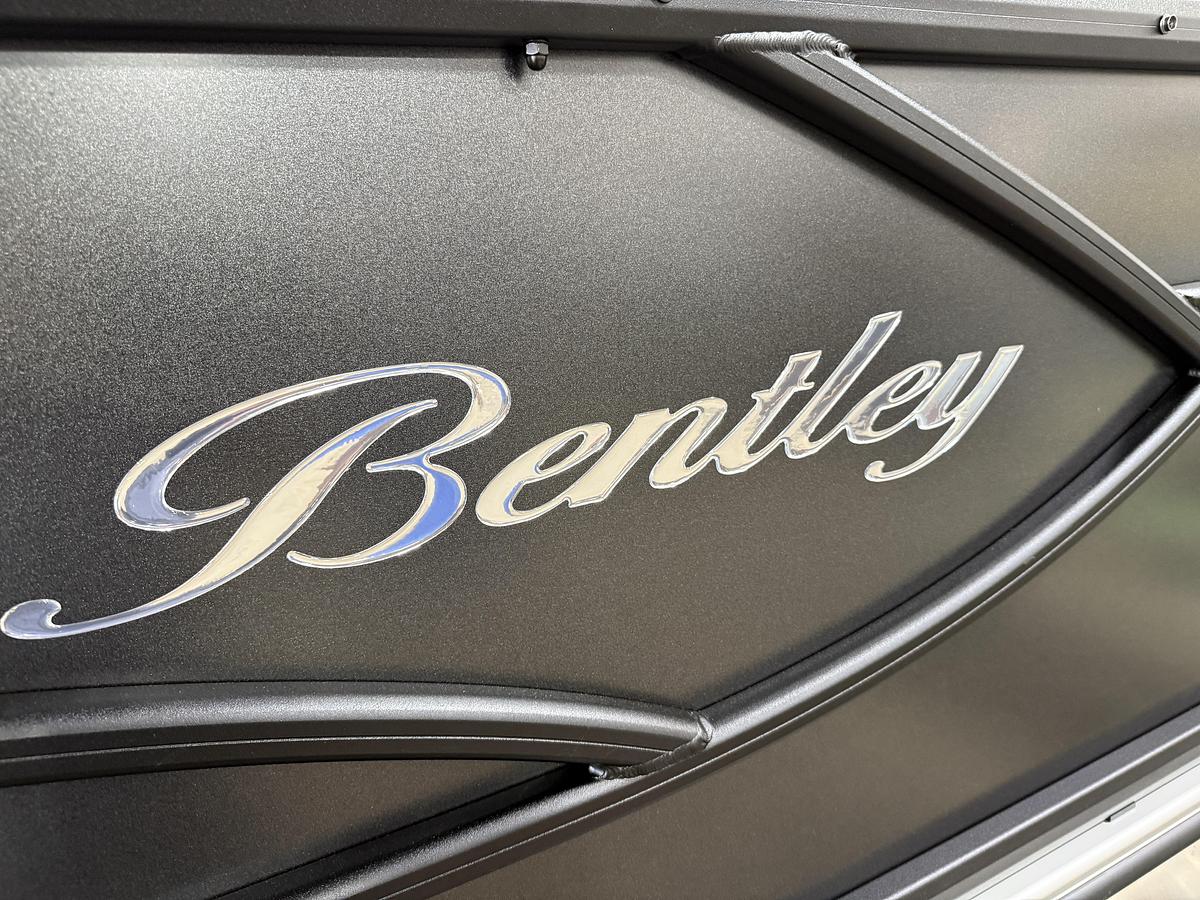 2025 Bentley Pontoons Legacy 220 Navigator Quad Lounge & Honda 4-Stroke EFI
