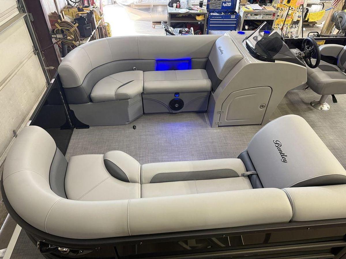 2026 Bentley Pontoons Legacy 220 Swingback & Honda 4-Stroke EFI