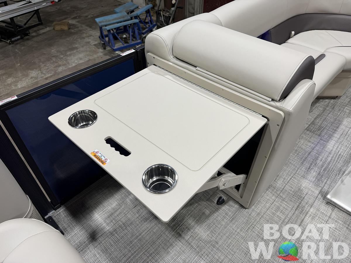 2026 Bentley Pontoons Legacy 220 QSB Swingback 