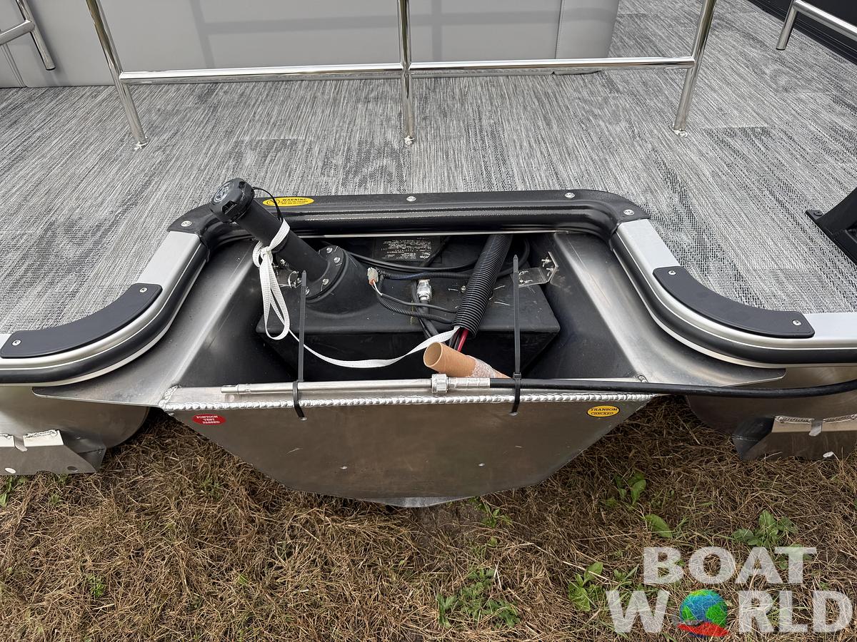 2025 Bentley Pontoons Legacy 200 Swingback