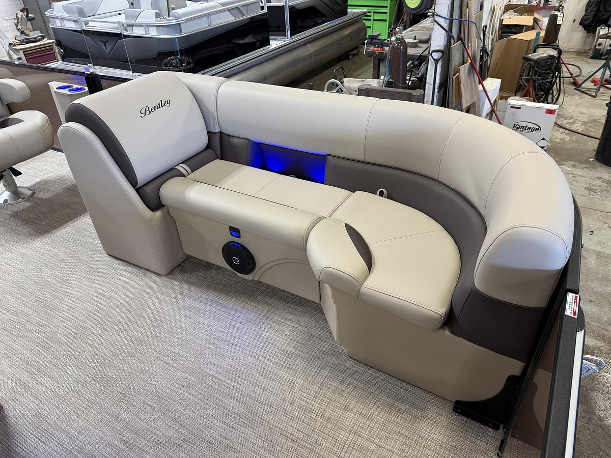 2025 Bentley Pontoons Legacy 223 Swingback Tritoon & Honda 4-Stroke EFI