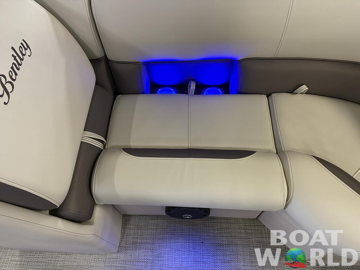 2025 Bentley Pontoons Legacy 220 Navigator Quad Lounge & Honda 4-Stroke EFI