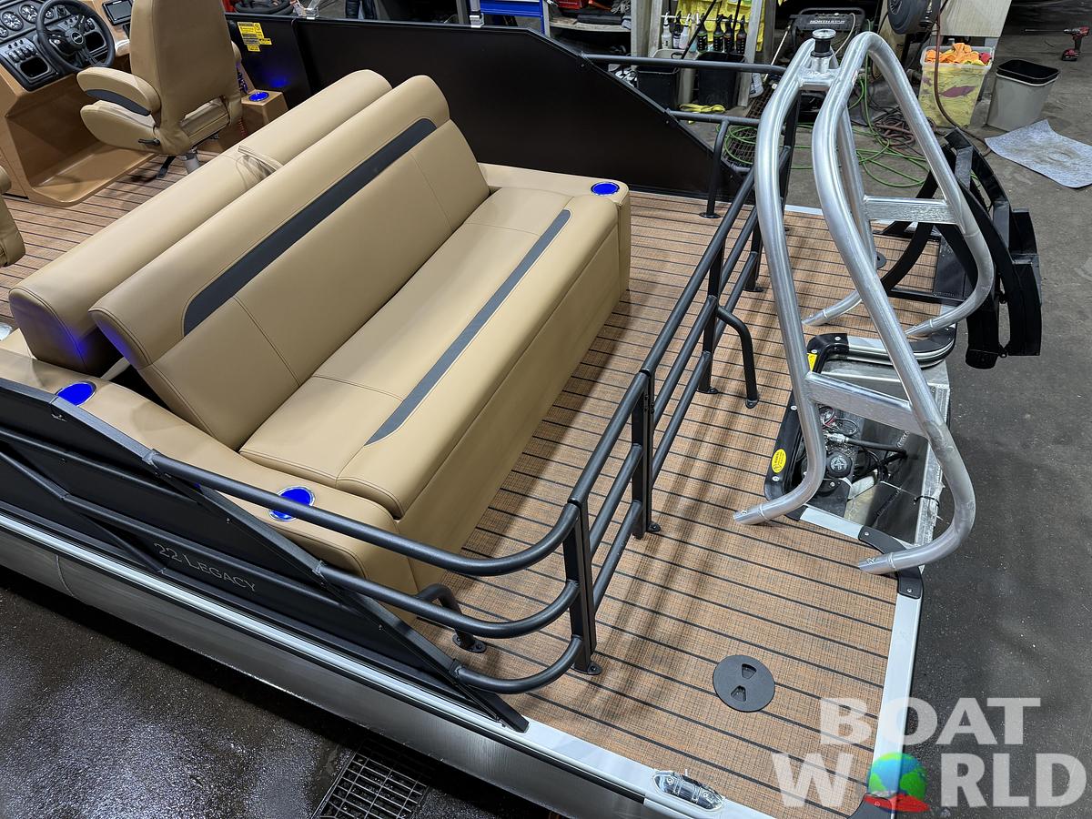 2026 Bentley Pontoons Legacy 220 Swingback 