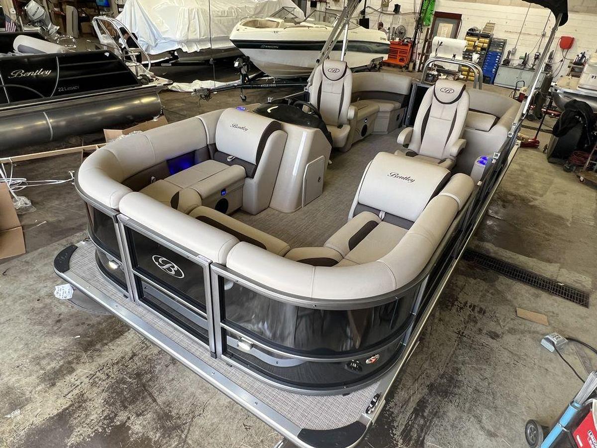 2024 Bentley Pontoons Legacy 200 Navigator Quad Lounge & Honda 4-Stroke EFI
