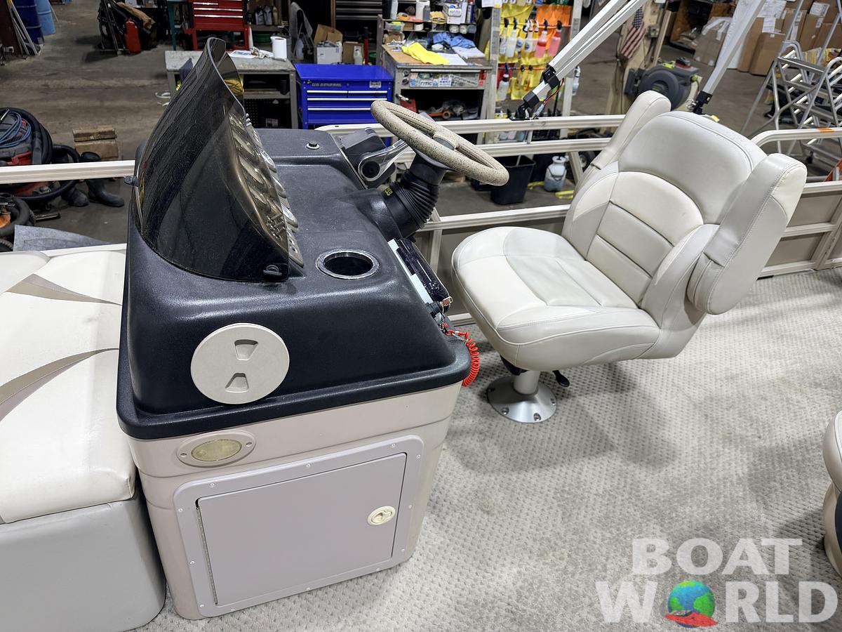 Used 2008 Sylvan Mirage 8520 Party Fish