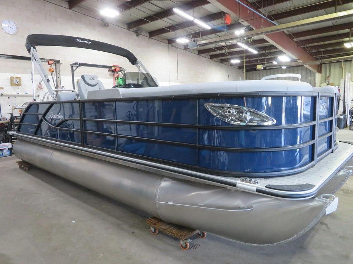 2025 Bentley Pontoons Legacy 223 QSB Swingback Tritoon & Honda 4-Stroke EFI