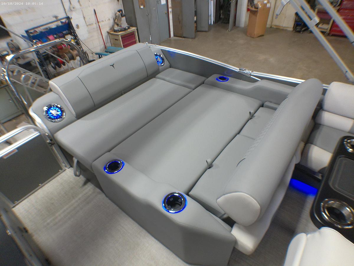 2025 Tahoe Pontoons Cascade 2385 Swingback Tritoon & 225HP 4-Stroke EFI
