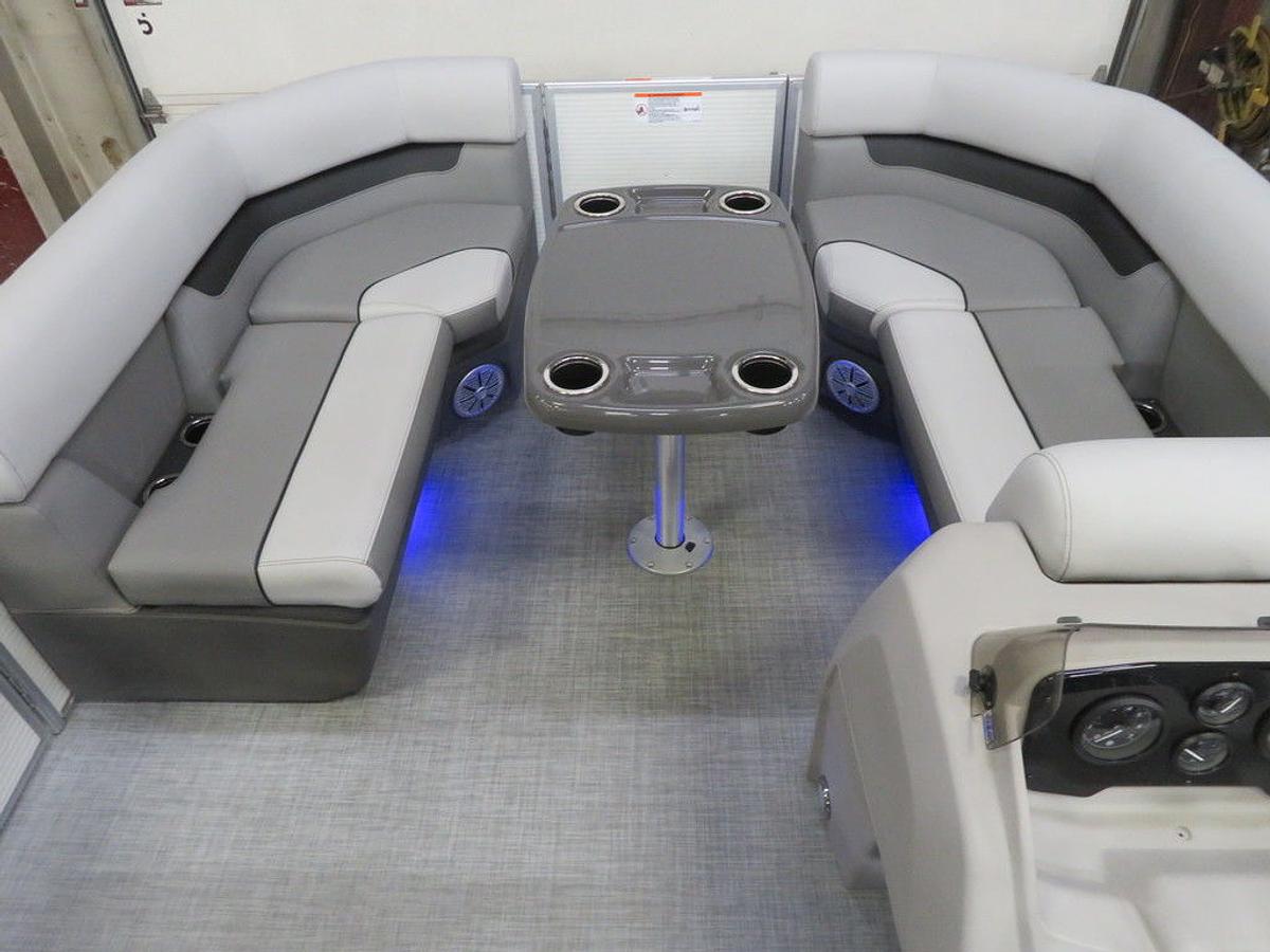 2025 Princecraft Vectra 21 RL Dinette Swingback Pontoon & Mercury 4-Stroke EFI