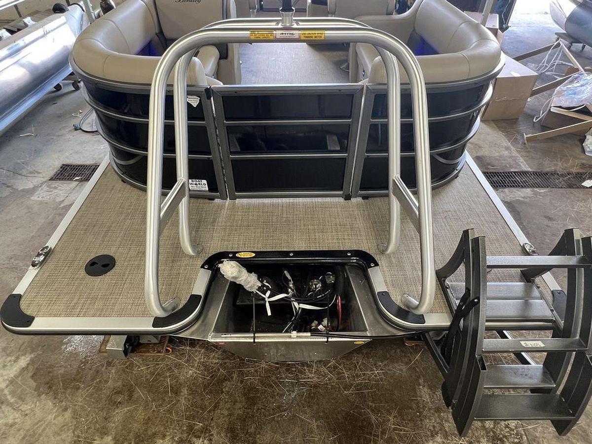 2024 Bentley Pontoons Legacy 200 Navigator Quad Lounge & Honda 4-Stroke EFI