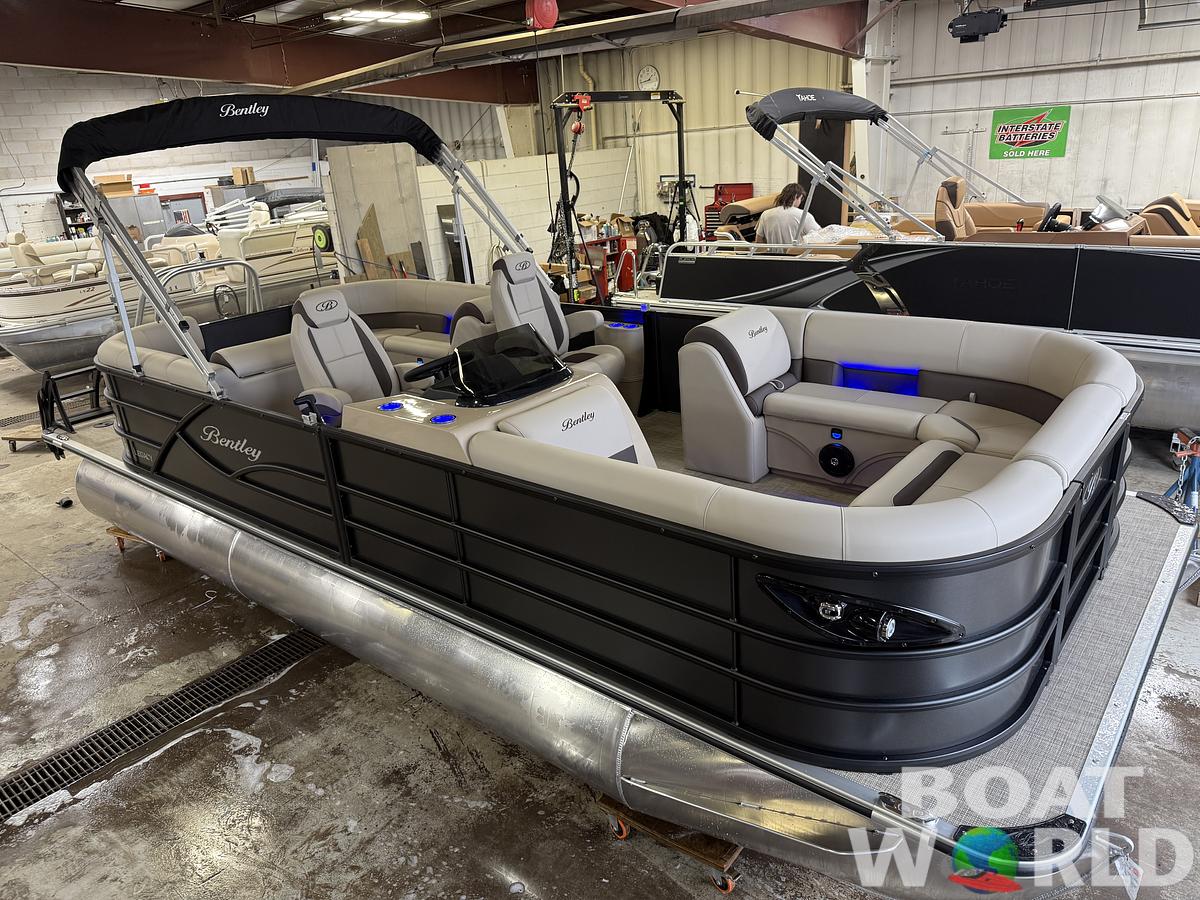 2025 Bentley Pontoons Legacy 220 Navigator Quad Lounge & Honda 4-Stroke EFI